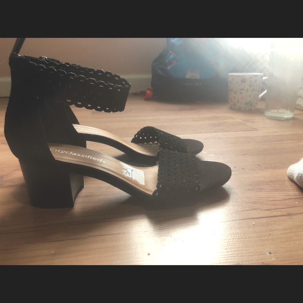 BLACK HEELS